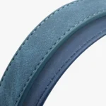 Détails de la sangle en cuir bleu du Collier Chien Personnalisé Daim Beauty