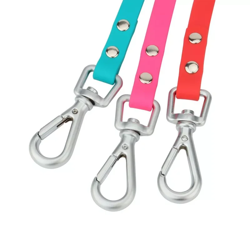 Laisses colorées pour chiens avec clips métalliques, alliant style et sécurité pour vos promenades.