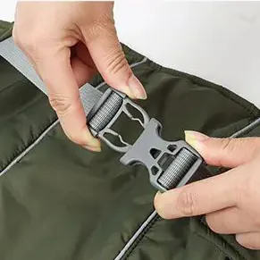 <p style="font-weight: 400;">Ce manteau pour chien imperméable, vous permet de donner à votre canin à la fois une chaleur optimale et une protection ultime ! </p> <p style="font-weight: 400;"><span style="font-weight: 400;"> Que ce soit pour les escapades sous la pluie, les promenades enneigées ou simplement les aventures hivernales, votre chien sera mis en protection globale, attirant beaucoup d’attention et d’amour des autres ! </span> [cg_accordion title="Matériau"] Nylon + Polyester [/cg_accordion] [cg_accordion title="Avantage"]</p> <ul style="font-weight: 400;"> <li>Ce manteau pour chien est polyvalent pour une promenade dans le quartier par temps froids, une escapade sous la pluie et la neige, ou simplement des aventures hivernales</li> <li>Combinaison de nylon et de polyester assure un confort ultime, une isolation optimale et une respirabilité idéale </li> <li>Design à col haut avec ajustement élastique, à bandes élastiques tirées aux jambes, à boucles réglables au niveau de la poitrine assurant une double isolation pour bien envelopper le corps de votre chien </li> <li>Bandes réfléchissantes garantissent une praticité et une protection, même dans l’obscurité </li> <li>Doté d’une partie réservée pour attacher une laisse [/cg_accordion] [custom_combined_shortcode title=" Guide de tailles" id="35537"] [cg_accordion title="Livraison"] La livraison s’effectuera dans un délai de 7 à 28 jours ouvrables dès la validation de votre commande. <span lang="FR"> </span>[/cg_accordion][cg_accordion title="Retour"] Si, pour quelque raison que ce soit, vous n'êtes pas pleinement satisfait, une demande de retour serait possible dans les 14 jours suivant la réception.[/cg_accordion]</li> </ul>