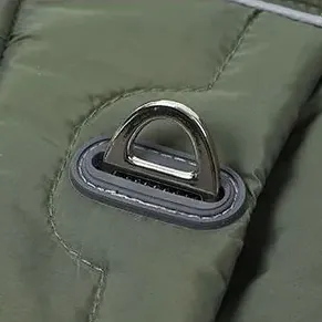 <p style="font-weight: 400;">Ce manteau pour chien imperméable, vous permet de donner à votre canin à la fois une chaleur optimale et une protection ultime ! </p> <p style="font-weight: 400;"><span style="font-weight: 400;"> Que ce soit pour les escapades sous la pluie, les promenades enneigées ou simplement les aventures hivernales, votre chien sera mis en protection globale, attirant beaucoup d’attention et d’amour des autres ! </span> [cg_accordion title="Matériau"] Nylon + Polyester [/cg_accordion] [cg_accordion title="Avantage"]</p> <ul style="font-weight: 400;"> <li>Ce manteau pour chien est polyvalent pour une promenade dans le quartier par temps froids, une escapade sous la pluie et la neige, ou simplement des aventures hivernales</li> <li>Combinaison de nylon et de polyester assure un confort ultime, une isolation optimale et une respirabilité idéale </li> <li>Design à col haut avec ajustement élastique, à bandes élastiques tirées aux jambes, à boucles réglables au niveau de la poitrine assurant une double isolation pour bien envelopper le corps de votre chien </li> <li>Bandes réfléchissantes garantissent une praticité et une protection, même dans l’obscurité </li> <li>Doté d’une partie réservée pour attacher une laisse [/cg_accordion] [custom_combined_shortcode title=" Guide de tailles" id="35537"] [cg_accordion title="Livraison"] La livraison s’effectuera dans un délai de 7 à 28 jours ouvrables dès la validation de votre commande. <span lang="FR"> </span>[/cg_accordion][cg_accordion title="Retour"] Si, pour quelque raison que ce soit, vous n'êtes pas pleinement satisfait, une demande de retour serait possible dans les 14 jours suivant la réception.[/cg_accordion]</li> </ul>