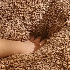<p style="font-weight: 400;"> Ce panier chat design de patte crée un nid douillet exceptionnel pour votre miaou. </p> <p style="font-weight: 400;"><span style="font-weight: 400;"> Son revêtement en peluche ultra-moelleuse et son rembourrage épais en coton PP forment un cocon de bien-être idéal pour les longues siestes. Sa forme esthétique et ludique, disponibles en plusieurs teintes, s’intègre avec style à votre intérieur tout en offrant un espace accueillant pour un ou plusieurs chats. </span> [cg_accordion title="Matériau"] Peluche + Coton PP [/cg_accordion] [cg_accordion title="Avantage"]</p> <ul style="font-weight: 400;"> <li>Ce panier pour chat est pensé pour chaque comportement félin : sommeil réparateur, sieste légère et observation curieuse. </li> <li>Sa combinaison de peluche douce, de rembourrage épais et de bords surélevés offre un soutien confortable et enveloppant. </li> <li>Les protubérances en forme de doigts servent à la fois de jouet interactif et de repose-tête ergonomique. </li> <li>Son design contemporain, disponibles en 3 teintes, s’intègre avec élégance à votre intérieur selon vos besoins. </li> <li>La base antidérapante garantit une adhérence parfaite sur toutes surfaces, même pendant les jeux énergiques. [/cg_accordion] [custom_combined_shortcode title=" Guide de tailles" id="29758"] [cg_accordion title="Livraison"] Livraison dans un délai de 7 à 28 jours ouvrables dès votre commande validée. <span lang="FR"> </span>[/cg_accordion][cg_accordion title="Retour"] En cas d’insatisfaction, vous avez 14 jours à partir de la réception pour demande un retour. [/cg_accordion]</li> </ul>