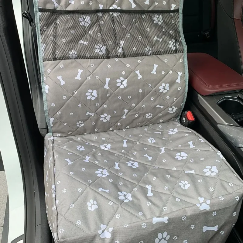 Housse de siège voiture grise pour animaux, imperméable avec motifs pattes et os.