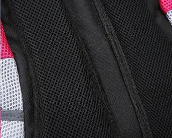 <p style="font-weight: 400;">Ce sac à dos transport chat permet d’offrir à votre miaou une vue imprenable et libre au 360°, tout en laissant sortir son visage.</p> <p style="font-weight: 400;"><span style="font-weight: 400;"> Imaginez-le observer chaque détail de passage à l’extérieure avec curiosité et sécurité. C’est une très belle façon de lancer vos aventures uniques et fantastiques. Avec celui-ci, vos sorties ensemble deviendront désormais un centre d’admiration. </span> [cg_accordion title="Matériau"] Nylon + Polyester [/cg_accordion] [cg_accordion title="Avantage"]</p> <ul style="font-weight: 400;"> <li>Ce sac à dos pour chat unique, sans couvercle, permet à votre miaou de profiter pleinement du soleil tout en restant protégé.</li> <li>Les matières en polyester et en nylon allient légèreté et durabilité, également résistant aux rayures.</li> <li>Une polyvalence de portage vous offre une multi-utilisation comme un sac dorsal, ventral ou à la main avec sa poignée supérieure.</li> <li>Les mailles intégrées créent une ventilation optimale et un confort respirant.</li> <li>Les bretelles et le dos sont rembourrés pour un port à l’aise de votre côté, même lors de longues promenades. [/cg_accordion] [custom_combined_shortcode title=" Guide de tailles" id="34206"] [cg_accordion title="Livraison"] La livraison de ce sac à dos chat s’effectuera dans un délai de 7 à 28 jours ouvrables dès la validation de votre commande. <span lang="FR"> </span>[/cg_accordion][cg_accordion title="Retour"] Si, pour quelque raison que ce soit, vous n'êtes pas pleinement satisfait, une demande de retour serait possible dans les 14 jours suivant la réception.[/cg_accordion]</li> </ul>
