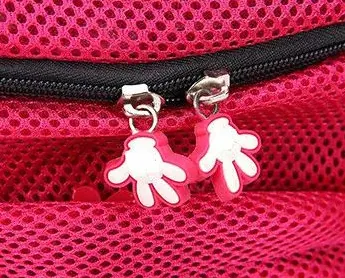 <p style="font-weight: 400;">Ce sac à dos transport chat permet d’offrir à votre miaou une vue imprenable et libre au 360°, tout en laissant sortir son visage.</p> <p style="font-weight: 400;"><span style="font-weight: 400;"> Imaginez-le observer chaque détail de passage à l’extérieure avec curiosité et sécurité. C’est une très belle façon de lancer vos aventures uniques et fantastiques. Avec celui-ci, vos sorties ensemble deviendront désormais un centre d’admiration. </span> [cg_accordion title="Matériau"] Nylon + Polyester [/cg_accordion] [cg_accordion title="Avantage"]</p> <ul style="font-weight: 400;"> <li>Ce sac à dos pour chat unique, sans couvercle, permet à votre miaou de profiter pleinement du soleil tout en restant protégé.</li> <li>Les matières en polyester et en nylon allient légèreté et durabilité, également résistant aux rayures.</li> <li>Une polyvalence de portage vous offre une multi-utilisation comme un sac dorsal, ventral ou à la main avec sa poignée supérieure.</li> <li>Les mailles intégrées créent une ventilation optimale et un confort respirant.</li> <li>Les bretelles et le dos sont rembourrés pour un port à l’aise de votre côté, même lors de longues promenades. [/cg_accordion] [custom_combined_shortcode title=" Guide de tailles" id="34206"] [cg_accordion title="Livraison"] La livraison de ce sac à dos chat s’effectuera dans un délai de 7 à 28 jours ouvrables dès la validation de votre commande. <span lang="FR"> </span>[/cg_accordion][cg_accordion title="Retour"] Si, pour quelque raison que ce soit, vous n'êtes pas pleinement satisfait, une demande de retour serait possible dans les 14 jours suivant la réception.[/cg_accordion]</li> </ul>