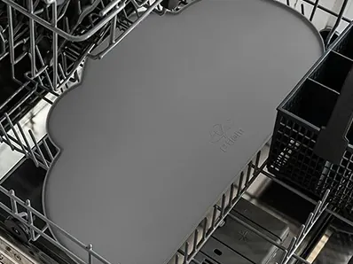 <p style="font-weight: 400;">Ce tapis pour gamelle chat donne à votre félin des repas sans problème ! </p> <p style="font-weight: 400;"><span style="font-weight: 400;"> Que ce soit pour maintenir la propreté du sol, pour prévenir les éclaboussures et les dégâts ou pour garantir une expérience de manger sans glissement, il constitue une protection fiable, assurant le confort de votre félin à chaque repas ! </span> [cg_accordion title="Matériau"] Silicone [/cg_accordion] [cg_accordion title="Avantage"]</p> <ul style="font-weight: 400;"> <li>Ce tapis gamelle chat préserve votre sol des éclaboussures et des déversements de nourriture </li> <li>Bord surélevé empêche les débordements de croquettes et de l’eau, maintenant le sol sec et propre </li> <li>Silicone est léger et résistant aux températures élevées et offre une surface antidérapante, créant une expérience de repas sûre et confortable [/cg_accordion] [custom_combined_shortcode title=" Guide de tailles" id="35688"] [cg_accordion title="Livraison"] La livraison s’effectuera dans un délai de 7 à 28 jours ouvrables dès la validation de votre commande. <span lang="FR"> </span>[/cg_accordion][cg_accordion title="Retour"] Si, pour quelque raison que ce soit, vous n'êtes pas pleinement satisfait, une demande de retour serait possible dans les 14 jours suivant la réception.[/cg_accordion]</li> </ul>