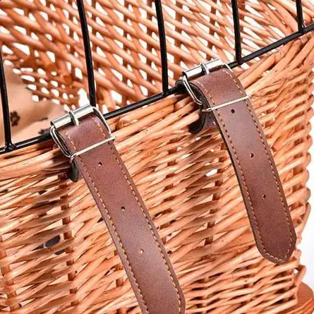 <p style="font-weight: 400;">Emmenez votre félin en balade stylée avec ce panier transport chat ! </p> <p style="font-weight: 400;"><span style="font-weight: 400;"> C’est un ajout pratique à votre vélo pour vos aventures ensembles ! Combinaison de saule et de métal avec un coussin dans l'intérieur, il assure une utilisation durable et un confort ultime. </span> [cg_accordion title="Matériau"] Saule + Inox + Peluche [/cg_accordion] [cg_accordion title="Avantage"]</p> <ul style="font-weight: 400;"> <li>Ce panier osier chat artisanal crée une esthétique rustique, ajoutant une touche sympathique à vos sorties à vélo </li> <li>Polyvalent pour transporter divers objets </li> <li>Combinaison de saule et d’inox assure une utilisation durable qui résistante aux intempéries et à l’usure </li> <li>Coussin amovible crée un confort idéal [/cg_accordion] [custom_combined_shortcode title=" Guide de tailles" id="34451"] [cg_accordion title="Livraison"] La livraison s’effectuera dans un délai de 7 à 28 jours ouvrables dès la validation de votre commande. <span lang="FR"> </span>[/cg_accordion][cg_accordion title="Retour"] Si, pour quelque raison que ce soit, vous n'êtes pas pleinement satisfait, une demande de retour serait possible dans les 14 jours suivant la réception.[/cg_accordion]</li> </ul>