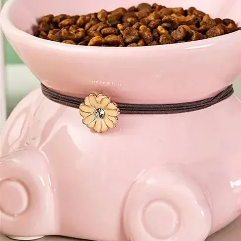 <p style="font-weight: 400;">Transformez les repas de votre félin en une expérience agréable avec cette gamelle chat en céramique ! </p> <p style="font-weight: 400;"><span style="font-weight: 400;"> Que ce soit pour boire de l’eau, pour manger les croquettes ou pour déguster ses délices humides, son design surélevé crée une position ergonomique, réduisant les vomissements et la pression sur la colonne de votre chat ! </span> [cg_accordion title="Matériau"] Céramique [/cg_accordion] [cg_accordion title="Avantage"]</p> <ul style="font-weight: 400;"> <li>Il s’agit d’une gamelle pour chat empêchant la dispersion de la nourriture </li> <li>Design surélevé crée une posture naturelle et confortable pour votre félin, ayant une meilleure digestion </li> <li>Céramique assure un entretien facile, une résistance aux bactéries et une utilisation sécurisée, évitant les renversements ni les déplacements involontaires [/cg_accordion] [custom_combined_shortcode title=" Guide de tailles" id="35755"] [cg_accordion title="Livraison"] La livraison s’effectuera dans un délai de 7 à 28 jours ouvrables dès la validation de votre commande. <span lang="FR"> </span>[/cg_accordion][cg_accordion title="Retour"] Si, pour quelque raison que ce soit, vous n'êtes pas pleinement satisfait, une demande de retour serait possible dans les 14 jours suivant la réception.[/cg_accordion]</li> </ul>