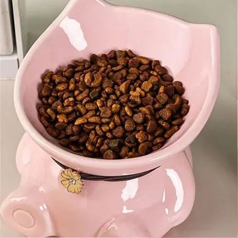 <p style="font-weight: 400;">Transformez les repas de votre félin en une expérience agréable avec cette gamelle chat en céramique ! </p> <p style="font-weight: 400;"><span style="font-weight: 400;"> Que ce soit pour boire de l’eau, pour manger les croquettes ou pour déguster ses délices humides, son design surélevé crée une position ergonomique, réduisant les vomissements et la pression sur la colonne de votre chat ! </span> [cg_accordion title="Matériau"] Céramique [/cg_accordion] [cg_accordion title="Avantage"]</p> <ul style="font-weight: 400;"> <li>Il s’agit d’une gamelle pour chat empêchant la dispersion de la nourriture </li> <li>Design surélevé crée une posture naturelle et confortable pour votre félin, ayant une meilleure digestion </li> <li>Céramique assure un entretien facile, une résistance aux bactéries et une utilisation sécurisée, évitant les renversements ni les déplacements involontaires [/cg_accordion] [custom_combined_shortcode title=" Guide de tailles" id="35755"] [cg_accordion title="Livraison"] La livraison s’effectuera dans un délai de 7 à 28 jours ouvrables dès la validation de votre commande. <span lang="FR"> </span>[/cg_accordion][cg_accordion title="Retour"] Si, pour quelque raison que ce soit, vous n'êtes pas pleinement satisfait, une demande de retour serait possible dans les 14 jours suivant la réception.[/cg_accordion]</li> </ul>