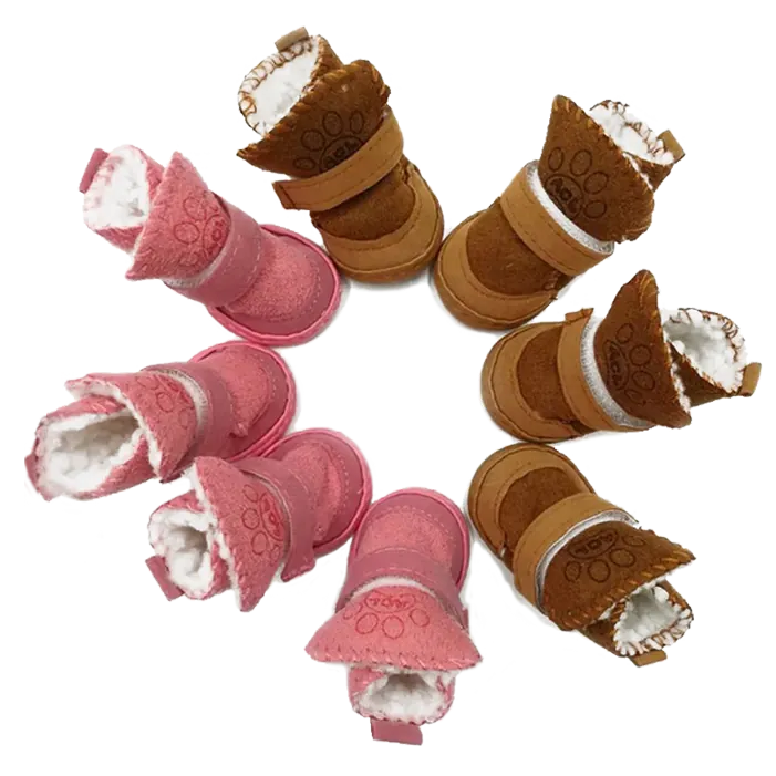 <p style="font-weight: 400;">Notre chausson pour chien rembourré, vous permet de donner à votre canin un confort optimal et une isolation idéale ! </p> <p style="font-weight: 400;"><span style="font-weight: 400;"> Que ce soit pour les détentes à domicile en hiver, les escapades dans le quartier aux temps froids ou simplement les sorties hivernales, il protège ses pattes du froid et de la saleté, procurant son pur bonheur ! </span> [cg_accordion title="Matériau"] Velours + Peluche + PU [/cg_accordion] [cg_accordion title="Avantage"]</p> <ul style="font-weight: 400;"> <li>Ces chaussures pour chien, en lot de 4, créent un look charmant à votre canin, attirant donc plein d’affection et d’attention de tous </li> <li>Polyvalentes pour les détentes à domicile en hiver, les promenades en plein air contre le froid et toutes sorties hivernales </li> <li>Velours avec doublure de peluche épaisse assure un confort ultime, une isolation optimale ainsi une respirabilité idéale </li> <li>Semelle en PU à la fois élastique, antidérapante et antichute crée une protection optimale et un usage durable </li> <li>Fermeture auto-agrippant permet une mise facile [/cg_accordion] [custom_combined_shortcode title=" Guide de tailles" id="36230"] [cg_accordion title="Livraison"] La livraison s’effectuera dans un délai de 7 à 28 jours ouvrables dès la validation de votre commande. <span lang="FR"> </span>[/cg_accordion][cg_accordion title="Retour"] Si, pour quelque raison que ce soit, vous n'êtes pas pleinement satisfait, une demande de retour serait possible dans les 14 jours suivant la réception.[/cg_accordion]</li> </ul>