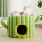 Lit en forme de cactus pour chat : confort et design ludique pour un moment de détente.