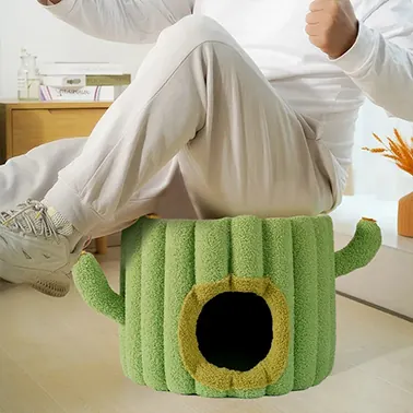 <p style="font-weight: 400;"> Offrez à votre félin une étreinte douce avec cette niche pour chat intérieur ! </p> <p style="font-weight: 400;"><span style="font-weight: 400;"> La peluche à l'intérieur et à l'extérieur crée son propre territoire royal, parfait pour dormir et se détendre en toute quiétude. La structure solide garantit un soutien idéal en haut pour toutes les races, même les plus grandes comme un Maine Coon. </span> [cg_accordion title="Matériau"] Peluche + Sisal [/cg_accordion] [cg_accordion title="Avantage"]</p> <ul style="font-weight: 400;"> <li>Cette niche pour chat est polyvalente pour que votre félin puisse se détendre, dormir ou jouer avec </li> <li>Peluche crée une atmosphère confortable </li> <li>Le haut en sisal offre une espace 2en1 pour la sieste et le griffage</li> <li>Solidité de structure soutient toutes les races, même le Maine Coon </li> <li>Design en cactus ajoute une touche décorative, ses bras offrent une possibilité de divertissement [/cg_accordion] [custom_combined_shortcode title=" Guide de tailles" id="28610"] [cg_accordion title="Livraison"] Nous vous assurons une livraison dans un délai de 7 à 28 jours ouvrables dès la validation de votre commande. <span lang="FR"> </span>[/cg_accordion][cg_accordion title="Retour"] En cas d’insatisfaction, vous pouvez demander un retour dans les 14 jours suivant la réception. [/cg_accordion]</li> </ul>