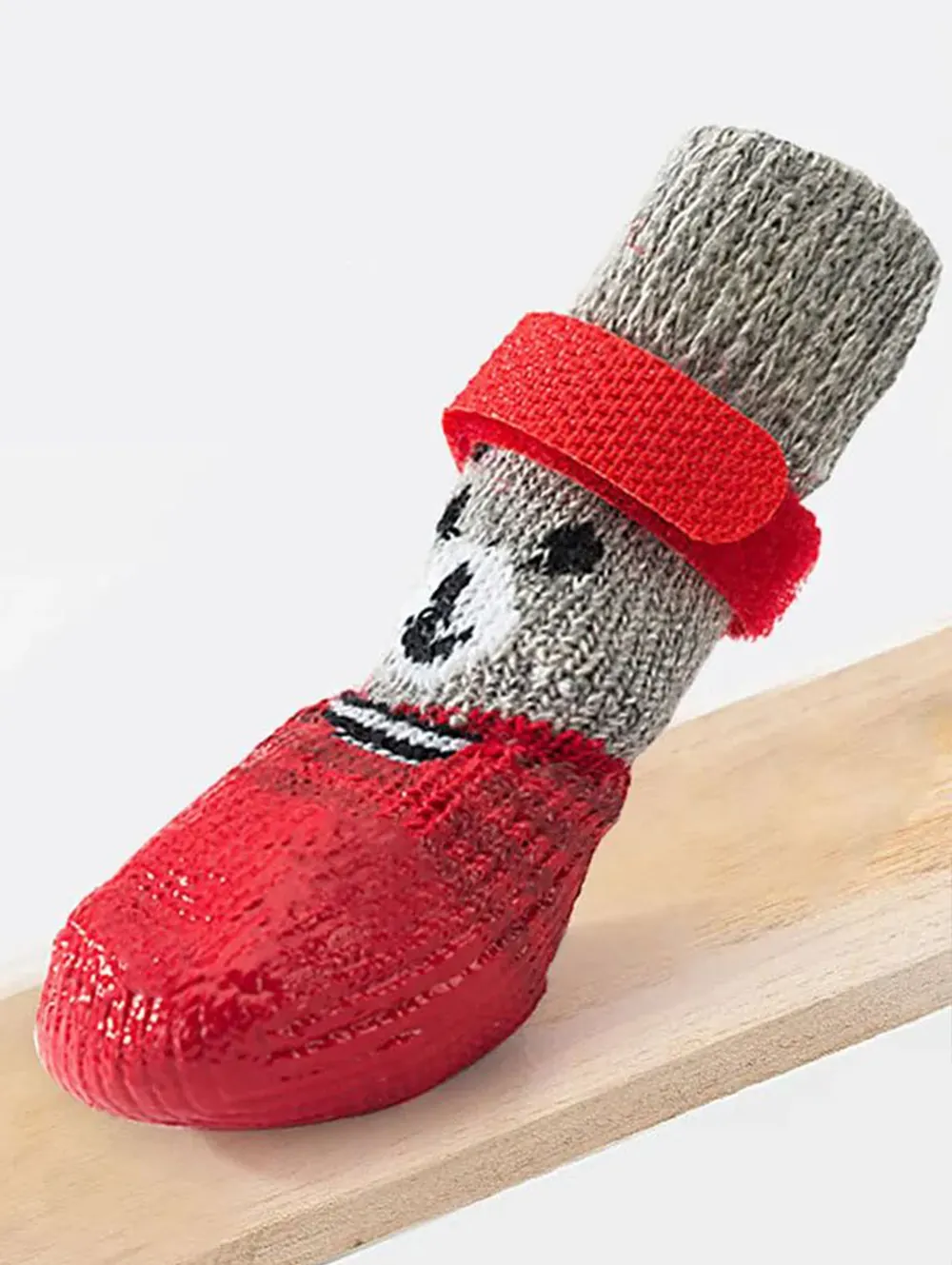 <p style="font-weight: 400;">Notre chaussette pour chien, permet d’offrir à votre canin une douceur confortable et une isolation idéale. </p> <p style="font-weight: 400;"><span style="font-weight: 400;"> Que ce soit pour les détentes à la maison par temps froids, les sorties sous la pluie ou simplement les sessions photo à partager sur réseaux sociaux, il protège ses pattes du froid, de la saleté et des glissements, procurant son pur bonheur. </span> [cg_accordion title="Matériau"] Coton + Caoutchouc [/cg_accordion] [cg_accordion title="Avantage"]</p> <ul style="font-weight: 400;"> <li>Ces chaussettes pour chien, en lot de 4, créent un look charmant à votre canin, attirant donc plein d’amour de tous </li> <li>Polyvalentes pour les détentes à domicile, les promenades en plein air contre le froid, la saleté ni le glissement </li> <li>Combinaison de coton et de caoutchouc assure une imperméabilité optimale, un confort ultime et une respirabilité idéale </li> <li>Tige haute et élastique ainsi que le corps imperméable et semelle antidérapante créent une protection globale [/cg_accordion] [custom_combined_shortcode title=" Guide de tailles" id="36240"] [cg_accordion title="Livraison"] La livraison s’effectuera dans un délai de 7 à 28 jours ouvrables dès la validation de votre commande. <span lang="FR"> </span>[/cg_accordion][cg_accordion title="Retour"] Si, pour quelque raison que ce soit, vous n'êtes pas pleinement satisfait, une demande de retour serait possible dans les 14 jours suivant la réception.[/cg_accordion]</li> </ul>