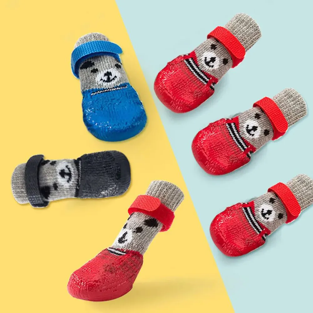<p style="font-weight: 400;">Notre chaussette pour chien, permet d’offrir à votre canin une douceur confortable et une isolation idéale. </p> <p style="font-weight: 400;"><span style="font-weight: 400;"> Que ce soit pour les détentes à la maison par temps froids, les sorties sous la pluie ou simplement les sessions photo à partager sur réseaux sociaux, il protège ses pattes du froid, de la saleté et des glissements, procurant son pur bonheur. </span> [cg_accordion title="Matériau"] Coton + Caoutchouc [/cg_accordion] [cg_accordion title="Avantage"]</p> <ul style="font-weight: 400;"> <li>Ces chaussettes pour chien, en lot de 4, créent un look charmant à votre canin, attirant donc plein d’amour de tous </li> <li>Polyvalentes pour les détentes à domicile, les promenades en plein air contre le froid, la saleté ni le glissement </li> <li>Combinaison de coton et de caoutchouc assure une imperméabilité optimale, un confort ultime et une respirabilité idéale </li> <li>Tige haute et élastique ainsi que le corps imperméable et semelle antidérapante créent une protection globale [/cg_accordion] [custom_combined_shortcode title=" Guide de tailles" id="36240"] [cg_accordion title="Livraison"] La livraison s’effectuera dans un délai de 7 à 28 jours ouvrables dès la validation de votre commande. <span lang="FR"> </span>[/cg_accordion][cg_accordion title="Retour"] Si, pour quelque raison que ce soit, vous n'êtes pas pleinement satisfait, une demande de retour serait possible dans les 14 jours suivant la réception.[/cg_accordion]</li> </ul>