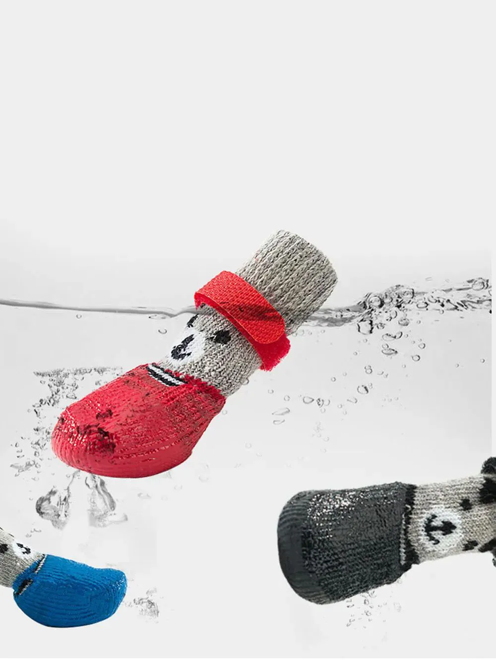 <p style="font-weight: 400;">Notre chaussette pour chien, permet d’offrir à votre canin une douceur confortable et une isolation idéale. </p> <p style="font-weight: 400;"><span style="font-weight: 400;"> Que ce soit pour les détentes à la maison par temps froids, les sorties sous la pluie ou simplement les sessions photo à partager sur réseaux sociaux, il protège ses pattes du froid, de la saleté et des glissements, procurant son pur bonheur. </span> [cg_accordion title="Matériau"] Coton + Caoutchouc [/cg_accordion] [cg_accordion title="Avantage"]</p> <ul style="font-weight: 400;"> <li>Ces chaussettes pour chien, en lot de 4, créent un look charmant à votre canin, attirant donc plein d’amour de tous </li> <li>Polyvalentes pour les détentes à domicile, les promenades en plein air contre le froid, la saleté ni le glissement </li> <li>Combinaison de coton et de caoutchouc assure une imperméabilité optimale, un confort ultime et une respirabilité idéale </li> <li>Tige haute et élastique ainsi que le corps imperméable et semelle antidérapante créent une protection globale [/cg_accordion] [custom_combined_shortcode title=" Guide de tailles" id="36240"] [cg_accordion title="Livraison"] La livraison s’effectuera dans un délai de 7 à 28 jours ouvrables dès la validation de votre commande. <span lang="FR"> </span>[/cg_accordion][cg_accordion title="Retour"] Si, pour quelque raison que ce soit, vous n'êtes pas pleinement satisfait, une demande de retour serait possible dans les 14 jours suivant la réception.[/cg_accordion]</li> </ul>