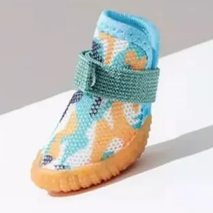 <p style="font-weight: 400;">Nos chaussures pour chien antidérapantes, vous permettent de donner à votre canin une belle aventure en plein air ! </p> <p style="font-weight: 400;"><span style="font-weight: 400;"> Que ce soit pour les randonnées, les escapades dans le quartier, les promenades à la compagne ou les balades en forêt, le design confortable et antichute crée son pur bonheur, tout en protégeant ses pattes de la saleté ! </span> [cg_accordion title="Matériau"] Silicone + TPR [/cg_accordion] [cg_accordion title="Avantage"]</p> <ul style="font-weight: 400;"> <li>Ces chaussures chien, en lot de 4, ajoutent une touche mignonne à votre canin, attirant beaucoup d’amour de la part des autres </li> <li>Polyvalentes pour les promenades dans le quartier, les escapades à la compagne, les randonnées ou simplement les sessions photo à partager sur les réseaux sociaux </li> <li>Corps en double couche maillée de silicone assure une respirabilité ultime et un confort doux </li> <li>Semelle en caoutchouc TPR à la fois antidérapante et antichute crée une élasticité optimale et un usage durable </li> <li>Fermeture auto-agrippant permet une mise facile [/cg_accordion] [custom_combined_shortcode title=" Guide de tailles" id="36205"] [cg_accordion title="Livraison"] La livraison s’effectuera dans un délai de 7 à 28 jours ouvrables dès la validation de votre commande. <span lang="FR"> </span>[/cg_accordion][cg_accordion title="Retour"] Si, pour quelque raison que ce soit, vous n'êtes pas pleinement satisfait, une demande de retour serait possible dans les 14 jours suivant la réception.[/cg_accordion]</li> </ul>