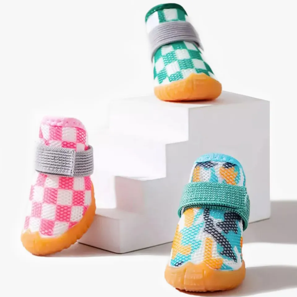 <p style="font-weight: 400;">Nos chaussures pour chien antidérapantes, vous permettent de donner à votre canin une belle aventure en plein air ! </p> <p style="font-weight: 400;"><span style="font-weight: 400;"> Que ce soit pour les randonnées, les escapades dans le quartier, les promenades à la compagne ou les balades en forêt, le design confortable et antichute crée son pur bonheur, tout en protégeant ses pattes de la saleté ! </span> [cg_accordion title="Matériau"] Silicone + TPR [/cg_accordion] [cg_accordion title="Avantage"]</p> <ul style="font-weight: 400;"> <li>Ces chaussures chien, en lot de 4, ajoutent une touche mignonne à votre canin, attirant beaucoup d’amour de la part des autres </li> <li>Polyvalentes pour les promenades dans le quartier, les escapades à la compagne, les randonnées ou simplement les sessions photo à partager sur les réseaux sociaux </li> <li>Corps en double couche maillée de silicone assure une respirabilité ultime et un confort doux </li> <li>Semelle en caoutchouc TPR à la fois antidérapante et antichute crée une élasticité optimale et un usage durable </li> <li>Fermeture auto-agrippant permet une mise facile [/cg_accordion] [custom_combined_shortcode title=" Guide de tailles" id="36205"] [cg_accordion title="Livraison"] La livraison s’effectuera dans un délai de 7 à 28 jours ouvrables dès la validation de votre commande. <span lang="FR"> </span>[/cg_accordion][cg_accordion title="Retour"] Si, pour quelque raison que ce soit, vous n'êtes pas pleinement satisfait, une demande de retour serait possible dans les 14 jours suivant la réception.[/cg_accordion]</li> </ul>