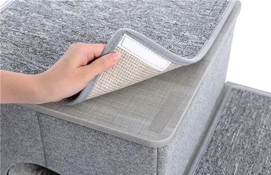 <p style="font-weight: 400;"> Donnez à votre félin le summum du confort et de la détente avec notre escalier et niche chat intérieur 2 en 1. </p> <p style="font-weight: 400;"><span style="font-weight: 400;"> Un design en deux étages présente à la fois un espace de jeu, un rangement pratique et une douceur optimale. C’est son paradis polyvalent pour dormir, se prélasser ou observer son royaume. </span> [cg_accordion title="Matériau"] Lin + Peluche + MDF [/cg_accordion] [cg_accordion title="Avantage"]</p> <ul style="font-weight: 400;"> <li>Cette niche pour chat combine escalier ergonomique, offrant un espace de repos, des marches ludiques pour jouer, une plateforme d’observation et une aide pour accéder au mobilier. </li> <li>Sa structure à double niveau avec système de connexion intégré pour des déplacements sécurisés. </li> <li>Sa surface supérieure recouverte de tapis amovibles lavables assure une hygiène simplifiée. </li> <li>Un rangement facilite l’organisation des jouets et des accessoires. [/cg_accordion] [custom_combined_shortcode title=" Guide de tailles" id="28881"] [cg_accordion title="Livraison"] Livraison dans un délai de 7 à 28 jours ouvrables dès votre commande validée. <span lang="FR"> </span>[/cg_accordion][cg_accordion title="Retour"] En cas d’insatisfaction, vous avez 14 jours à partir de la réception pour demande un retour. [/cg_accordion]</li> </ul>