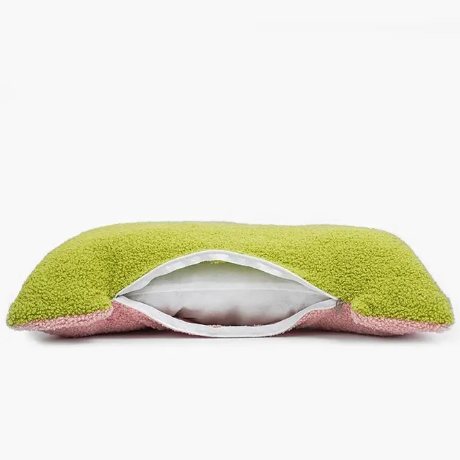 <p style="font-weight: 400;"> Offrez à votre félin le luxe et le confort optimaux avec ce panier chat. </p> <p style="font-weight: 400;"><span style="font-weight: 400;"> Combiné par peluche, coton et sisal, il crée son espace douillet et fonctionnel pour se détendre et s’amuser. Le design chic inspiré du Sakura ajoute une déco romantique à votre intérieur. </span> [cg_accordion title="Matériau"] Peluche + Coton + Coton PP + Sisal [/cg_accordion] [cg_accordion title="Avantage"]</p> <ul style="font-weight: 400;"> <li>Ce panier pour chat est polyvalent pour tous les moments de détente & de joie (dormir/faire une sieste/se relaxer/s’amuser...) </li> <li>Tissu en peluche et en coton avec rembourrage en coton PP assure un confort optimal pour votre félin </li> <li>Arbre de Sakura en sisal offre un espace idéal pour griffer </li> <li>Housse amovible du coussin facilite l’entretien et ajoute une touche de moelleux supplémentaire </li> <li>Cerisiers en fleurs suspendus offrent une possibilité de divertissement </li> <li>Design chic ajoute une touche décorative [/cg_accordion] [custom_combined_shortcode title=" Guide de tailles" id="29964"] [cg_accordion title="Livraison"] Livraison dans un délai de 7 à 28 jours ouvrables dès votre commande validée. <span lang="FR"> </span>[/cg_accordion][cg_accordion title="Retour"] En cas d’insatisfaction, vous avez 14 jours à partir de la réception pour demande un retour. [/cg_accordion]</li> </ul>