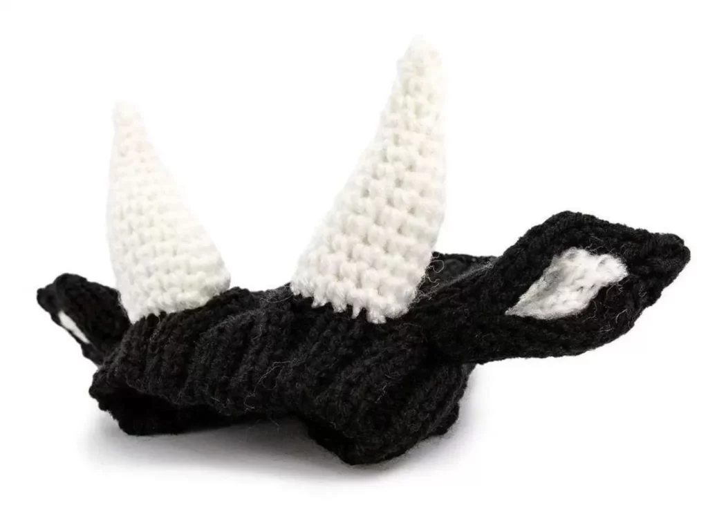 <p style="font-weight: 400;">Offrez à votre félin une protection dans la manière stylée avec ce bonnet pour chat polyvalent !</p> <p style="font-weight: 400;"><span style="font-weight: 400;">Que ce soit pour protéger ses oreilles contre le bruit et le froid ou pour créer son look plus mignon, il est parfait en attirant plein d’amour et d’attention des autres. </span> [cg_accordion title="Matériau"] Acrylique [/cg_accordion] [cg_accordion title="Avantage"]</p> <ul style="font-weight: 400;"> <li>C'est un bonnet et cache oreille chat 2 en 1, offrant une touche stylée au look de votre canin</li> <li>Design adorable le rend très mignon, attirant ainsi davantage d’amour et d’attention des autres</li> <li>Polyvalent pour être utilisé comme cache-oreilles anti-bruit et résistant au froid</li> <li>Acrylique doux assure un confort ultime, une sensation moelleuse et une respirabilité optimale [/cg_accordion] [custom_combined_shortcode title=" Guide de tailles" id="34968"] [cg_accordion title="Livraison"] La livraison s’effectuera dans un délai de 7 à 28 jours ouvrables dès la validation de votre commande. <span lang="FR"> </span>[/cg_accordion][cg_accordion title="Retour"] Si, pour quelque raison que ce soit, vous n'êtes pas pleinement satisfait, une demande de retour serait possible dans les 14 jours suivant la réception.[/cg_accordion]</li> </ul>