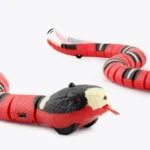 Jouet serpent flexible coloré rouge, noir et blanc pour jeux imaginatifs et décorations.