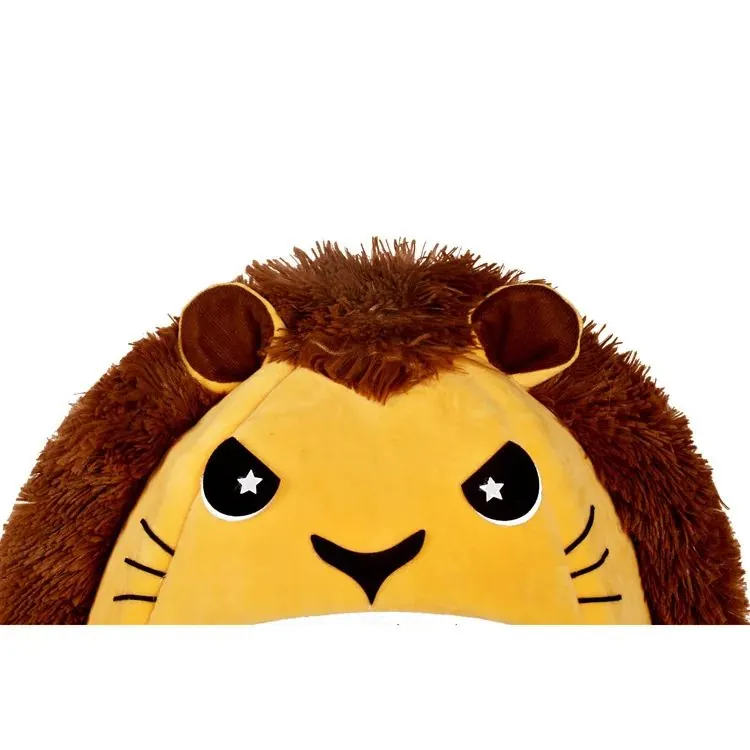 <p style="font-weight: 400;"> Cette niche pour chats, un grand Roaar très mignon, offre à votre adorable félin un endroit doux et chaleureux. </p> <p style="font-weight: 400;"><span style="font-weight: 400;"> La peluche présente le meilleur confort que ce soit pour dormir ou se détendre. Elle sera sa nouvelle cachette préférée. </span> [cg_accordion title="Matériau"] Polyester (Fausse Fourrure) + Nylon [/cg_accordion] [cg_accordion title="Avantage"]</p> <ul style="font-weight: 400;"> <li>La fausse fourrure avec un coussin ajouté dans cette niche pour chat présente un espace du confort pour votre félin </li> <li>La disponibilité entre 2 tailles et 4 couleurs répondra aux besoins et au style de votre chat </li> <li>La queue et autres parties saillantes sont conçues comme des jouets pour qu’il puisse s’amuser </li> <li>Espace polyvalente pour dormir, faire une sieste ou observer son territoire royal </li> <li>Design en Roaar très mignon ajoute une touche décorative [/cg_accordion] [custom_combined_shortcode title=" Guide de tailles" id="28643"] [cg_accordion title="Livraison"] Nous confirmons que la livraison sera effectuée dans un délai de 7 à 28 jours ouvrables dès la validation de votre commande. <span lang="FR"> </span>[/cg_accordion][cg_accordion title="Retour"] En cas d’insatisfaction, vous pouvez demander un retour dans les 14 jours suivant la réception. [/cg_accordion]</li> </ul>