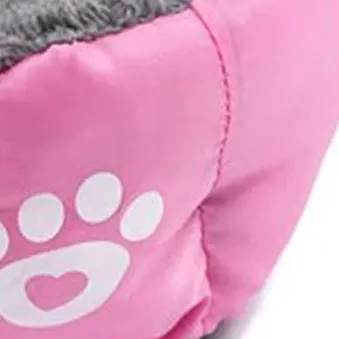 <p style="font-weight: 400;"> Ce panier pour chats constitue un refuge félin en haut de gamme. </p> <p style="font-weight: 400;"><span style="font-weight: 400;"> Son mélange exclusif de tissu oxford hydrofuge et de polaire douce, associé à un rembourrage en coton PP haute densité, offre l’équilibre parfait entre un confort moelleux, un soutien optimal et une protection intégrale contre les liquides. Disponibles en 12 teintes élégantes et 5 tailles ergonomiques, il s’adapte à toutes les morphologies félines tout en s’intégrant harmonieusement à votre décor, devenant ainsi l’espace privilégie de vos miaous. </span> [cg_accordion title="Matériau"] Polaire + Tissu Oxford + Coton PP [/cg_accordion] [cg_accordion title="Avantage"]</p> <ul style="font-weight: 400;"> <li>Ce panier pour chat répond à tous les comportements félins : repos profond, sieste légère ou observation curieuse. </li> <li>Sa combinaison de polaire ultra-douce et d’Oxford technique offre un technologie hybride, avec un rembourrage en coton PP pour un soutien optimal et une résistance aux liquides. </li> <li>12 nuances sélectionnées, des tons neutres aux coloris vibrants, s’intègrent parfaitement à votre déco selon vos besoins. </li> <li>4 tailles ergonomiques accueillent toutes les morphologies, des chatons aux races géantes, avec possibilité d’hébergement multiple. </li> <li>L’entretien se simplifie par lavage en machine à 30°C. </li> <li>Le fond à adhérence absolue fonctionne sur toute surface, même lors des jeux plus dynamiques. [/cg_accordion] [custom_combined_shortcode title=" Guide de tailles" id="29796"] [cg_accordion title="Livraison"] Livraison dans un délai de 7 à 28 jours ouvrables dès votre commande validée. <span lang="FR"> </span>[/cg_accordion][cg_accordion title="Retour"] En cas d’insatisfaction, vous avez 14 jours à partir de la réception pour demande un retour. [/cg_accordion]</li> </ul>