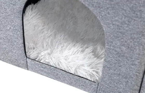 <p style="font-weight: 400;"> Donnez à votre félin le summum du confort et de la détente avec notre escalier et niche chat intérieur 2 en 1. </p> <p style="font-weight: 400;"><span style="font-weight: 400;"> Un design en deux étages présente à la fois un espace de jeu, un rangement pratique et une douceur optimale. C’est son paradis polyvalent pour dormir, se prélasser ou observer son royaume. </span> [cg_accordion title="Matériau"] Lin + Peluche + MDF [/cg_accordion] [cg_accordion title="Avantage"]</p> <ul style="font-weight: 400;"> <li>Cette niche pour chat combine escalier ergonomique, offrant un espace de repos, des marches ludiques pour jouer, une plateforme d’observation et une aide pour accéder au mobilier. </li> <li>Sa structure à double niveau avec système de connexion intégré pour des déplacements sécurisés. </li> <li>Sa surface supérieure recouverte de tapis amovibles lavables assure une hygiène simplifiée. </li> <li>Un rangement facilite l’organisation des jouets et des accessoires. [/cg_accordion] [custom_combined_shortcode title=" Guide de tailles" id="28881"] [cg_accordion title="Livraison"] Livraison dans un délai de 7 à 28 jours ouvrables dès votre commande validée. <span lang="FR"> </span>[/cg_accordion][cg_accordion title="Retour"] En cas d’insatisfaction, vous avez 14 jours à partir de la réception pour demande un retour. [/cg_accordion]</li> </ul>