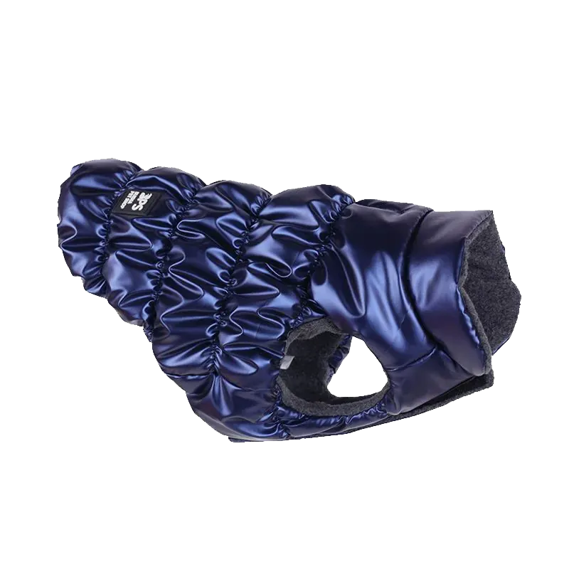 <p style="font-weight: 400;">Transformez à votre toutou en un beau cygne avec ce manteau pour petit chien ! </p> <p style="font-weight: 400;"><span style="font-weight: 400;">Que ce soit pour une escapade dans le quartier par temps froids, une virée au marché ou simplement une session photo à partager sur les réseaux sociaux, votre chien sera mis en protection isolée et au centre d’attention, attirant plein d’amour de tous ! </span> [cg_accordion title="Matériau"] Polyester + Polaire [/cg_accordion] [cg_accordion title="Avantage"]</p> <ul style="font-weight: 400;"> <li>Ce manteau chien hiver crée un look à la fois élégant et mignon à votre canin en attirant donc beaucoup d’amour et d’attention de tous </li> <li>Polyvalent pour les balades dans le quartier, les sorties en plein air aux temps froids, ou simplement les sessions photo </li> <li>Design élastique avec col haut assure une double protection pour bien envelopper son corps </li> <li>Doté d’une fermeture auto-agrippant, il pourra d’être facile à presser ensemble ou se détacher </li> <li>Polyester avec couche intérieure en polaire assure un confort ultime, une sensation moelleuse et une isolation optimale </li> <li>Équipé d’une partie réservée pour attacher une laisse [/cg_accordion] [custom_combined_shortcode title=" Guide de tailles" id="35435"] [cg_accordion title="Livraison"] La livraison s’effectuera dans un délai de 7 à 28 jours ouvrables dès la validation de votre commande. <span lang="FR"> </span>[/cg_accordion][cg_accordion title="Retour"] Si, pour quelque raison que ce soit, vous n'êtes pas pleinement satisfait, une demande de retour serait possible dans les 14 jours suivant la réception.[/cg_accordion]</li> </ul>