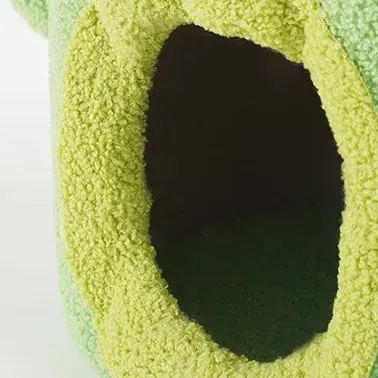 <p style="font-weight: 400;"> Offrez à votre félin une étreinte douce avec cette niche pour chat intérieur ! </p> <p style="font-weight: 400;"><span style="font-weight: 400;"> La peluche à l'intérieur et à l'extérieur crée son propre territoire royal, parfait pour dormir et se détendre en toute quiétude. La structure solide garantit un soutien idéal en haut pour toutes les races, même les plus grandes comme un Maine Coon. </span> [cg_accordion title="Matériau"] Peluche + Sisal [/cg_accordion] [cg_accordion title="Avantage"]</p> <ul style="font-weight: 400;"> <li>Cette niche pour chat est polyvalente pour que votre félin puisse se détendre, dormir ou jouer avec </li> <li>Peluche crée une atmosphère confortable </li> <li>Le haut en sisal offre une espace 2en1 pour la sieste et le griffage</li> <li>Solidité de structure soutient toutes les races, même le Maine Coon </li> <li>Design en cactus ajoute une touche décorative, ses bras offrent une possibilité de divertissement [/cg_accordion] [custom_combined_shortcode title=" Guide de tailles" id="28610"] [cg_accordion title="Livraison"] Nous vous assurons une livraison dans un délai de 7 à 28 jours ouvrables dès la validation de votre commande. <span lang="FR"> </span>[/cg_accordion][cg_accordion title="Retour"] En cas d’insatisfaction, vous pouvez demander un retour dans les 14 jours suivant la réception. [/cg_accordion]</li> </ul>