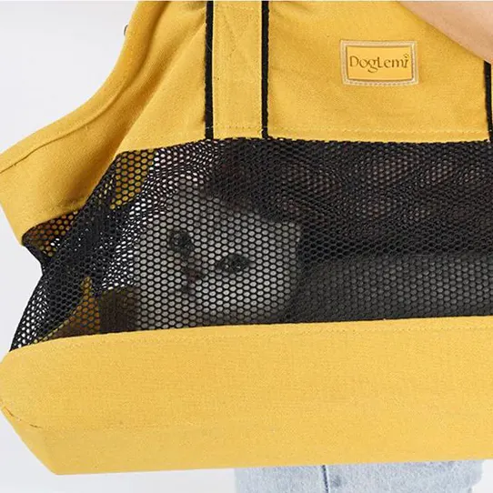 <p style="font-weight: 400;">Votre miaou mérite une vue imprenable sur le monde, c’est exactement ce que ce sac chat lui apporte ! </p> <p style="font-weight: 400;"><span style="font-weight: 400;"> C’est une nouvelle façon de redéfinir vos promenades urbaines tout en créant une expérience sensorielle pour vous deux. Ses matériaux respirants garantissent un confort optimal, tandis que sa silhouette tendance fera tourner les têtes. </span> [cg_accordion title="Matériau"] Polyester + Canevas + Coton PP [/cg_accordion] [cg_accordion title="Avantage"]</p> <ul style="font-weight: 400;"> <li>Ce sac pour chat, au style urbain, permet à votre miaou de profiter pleinement des douces brises et des rayons du soleil en toute sécurité. </li> <li>L’alliance de canevas résistant et de maille aérée offre une légèreté optimale et une circulation d’air parfaite. </li> <li>Une poignée/bretelle renforcée facilite un portage sans fatigue, même pendant les longues excursions. </li> <li>Le système d’attache intérieur anti-évasion offre une double précaution en cas d’urgence. </li> <li>Le coussin amovible apporte une touche de douceur supplémentaire. [/cg_accordion] [custom_combined_shortcode title=" Guide de tailles" id="34282"] [cg_accordion title="Livraison"] La livraison s’effectuera dans un délai de 7 à 28 jours ouvrables dès la validation de votre commande. <span lang="FR"> </span>[/cg_accordion][cg_accordion title="Retour"] Si, pour quelque raison que ce soit, vous n'êtes pas pleinement satisfait, une demande de retour serait possible dans les 14 jours suivant la réception.[/cg_accordion]</li> </ul>