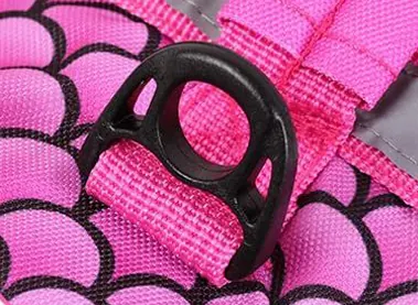 <p style="font-weight: 400;">Notre gilet sauvetage chien, vous permet de donner à votre canin une protection globale lors de vos aventures aquatiques !</p> <p style="font-weight: 400;"><span style="font-weight: 400;">Que ce soit pour les baignades à la plage, les sorties en mer ou les balades en bateau au lac, vous pouvez garder votre chien en toute sécurité et mignonnerie !</span> [cg_accordion title="Matériau"] Nylon Oxfords + Polyester + Mousse [/cg_accordion] [cg_accordion title="Avantage"]</p> <ul style="font-weight: 400;"> <li>Ce gilet de sauvetage pour chien ajoute une touche de mignonnerie de requin à votre canin, attirant donc plein d’amour de tous</li> <li>Polyvalent pour les activités aquatiques comme les balades au lac, les sorties en mer et la natation, ou simplement un amusement sur la plage</li> <li>Poignée intégrée au-dessus pour une prise en main facile et une assistance efficace en cas d’urgence dans l’eau</li> <li>Fermeture auto-agrippant avec boucles clic-clac de plus, il pourra d’être facile à presser ensemble ou se détacher avec une double sécurité et une protection renforcée sans mauvaise surprise</li> <li>Combinaison de nylon oxfords, de polyester et de mousse assure une sécurité optimale, un séchage rapide et un drainage ultime</li> <li>Bande réfléchissante offre une visibilité accrue même dans l'obscurité</li> <li>Doté de boucle réservée pour attacher une laisse [/cg_accordion] [custom_combined_shortcode title=" Guide de tailles" id="35453"] [cg_accordion title="Livraison"] La livraison s’effectuera dans un délai de 7 à 28 jours ouvrables dès la validation de votre commande. <span lang="FR"> </span>[/cg_accordion][cg_accordion title="Retour"] Si, pour quelque raison que ce soit, vous n'êtes pas pleinement satisfait, une demande de retour serait possible dans les 14 jours suivant la réception.[/cg_accordion]</li> </ul>