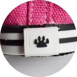 <p style="font-weight: 400;">Laissez votre canin explorer le monde à votre côté avec notre chaussure pour chien ! </p> <p style="font-weight: 400;"><span style="font-weight: 400;"> Que ce soit pour les escapades dans le quartier, les balades à la compagne ou simplement pour une virée au marché, elle protège ses pattes de la saleté, tout en lui offrant un confort optimal ! </span> [cg_accordion title="Matériau"] Denim + Coton + PU [/cg_accordion] [cg_accordion title="Avantage"]</p> <ul style="font-weight: 400;"> <li>Ce set de chaussure chien, en lot de 4, ajoute une touche adorable à votre canin, attirant plein d’amour des autres </li> <li>Polyvalent pour les promenades dans le quartier, les escapades à la compagne ou les randonnées, éloignant la saleté à chaque sortie en plein air </li> <li>Corps enveloppant en denim avec doublure en coton assure un confort doux et une respirabilité ultime </li> <li>Semelle épaisse en PU à la fois élastique, antidérapante et antichute crée une protection optimale et un usage durable [/cg_accordion] [custom_combined_shortcode title=" Guide de tailles" id="36203"] [cg_accordion title="Livraison"] La livraison s’effectuera dans un délai de 7 à 28 jours ouvrables dès la validation de votre commande. <span lang="FR"> </span>[/cg_accordion][cg_accordion title="Retour"] Si, pour quelque raison que ce soit, vous n'êtes pas pleinement satisfait, une demande de retour serait possible dans les 14 jours suivant la réception.[/cg_accordion]</li> </ul>
