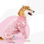 25219 aaa3_11a70 Shiba Inu mignon en pyjama rose avec motifs lunaires et étoilés, confort assuré.