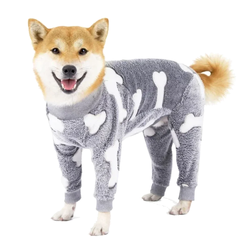 Shiba Inu joyeux en onesie gris, élégant et amusant, parfait pour les amoureux des chiens.