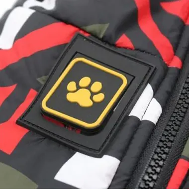 <p style="font-weight: 400;">Offrez à votre canin une protection ultime et une chaleur optimale avec notre manteau chien imperméable ! </p> <p style="font-weight: 400;"><span style="font-weight: 400;">Que ce soit pour les balades sous la pluie, les escapades enneigées ou simplement les sorties hivernales, votre chien sera mis en protection complète et au centre d’attention, attirant beaucoup d’amour des autres. </span> [cg_accordion title="Matériau"] Polaire + Polyester + Coton PP [/cg_accordion] [cg_accordion title="Avantage"]</p> <ul style="font-weight: 400;"> <li>Ce manteau imperméable pour chien crée un look adorable à votre canin en attirant donc plein d’affection de tous </li> <li>Polyvalent pour les promenades sous la pluie et la neige ou une virée au marché en hiver </li> <li>Combinaison de polaire et de polyester avec rembourrage de coton PP assure un confort ultime, une isolation optimale et une respirabilité idéale </li> <li>Design à col haut avec ajustement élastique assurant une double isolation </li> <li>Bande réfléchissante garantit une protection complète, même dans l’obscurité </li> <li>Fermeture à glissière permet une mise facile </li> <li>Doté d’une partie réservée pour attacher une laisse [/cg_accordion] [custom_combined_shortcode title=" Guide de tailles" id="35364"] [cg_accordion title="Livraison"] La livraison s’effectuera dans un délai de 7 à 28 jours ouvrables dès la validation de votre commande. <span lang="FR"> </span>[/cg_accordion][cg_accordion title="Retour"] Si, pour quelque raison que ce soit, vous n'êtes pas pleinement satisfait, une demande de retour serait possible dans les 14 jours suivant la réception.[/cg_accordion]</li> </ul>