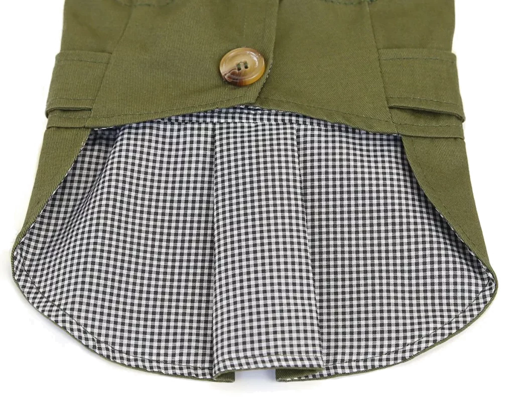 <p style="font-weight: 400;">Ce manteau pour chien, vous permet de donner à votre canin un look élégant et un confort optimal ! </p> <p style="font-weight: 400;"><span style="font-weight: 400;">Que ce soit pour une promenade dans le quartier, une virée au marché, une escapade à la compagne ou simplement une session photo, votre chien sera au centre d’attention, attirant plein d’affection de la part des autres ! </span> [cg_accordion title="Matériau"] Polyester + Polaire [/cg_accordion] [cg_accordion title="Avantage"]</p> <ul style="font-weight: 400;"> <li>Ce manteau chien élégant ajoute une touche de mignonnerie supplémentaire de votre canin, attirant beaucoup d’amour et d’attention de tous </li> <li>Polyvalent pour les balades dans le quartier, les aventures en plein air, ou simplement les sessions photo </li> <li>Design délicat de coupe-vent avec ceinture ajustable assure une protection pour bien envelopper son corps </li> <li>Polyester doux assure un confort ultime et une utilisation durable [/cg_accordion] [custom_combined_shortcode title=" Guide de tailles" id="35439"] [cg_accordion title="Livraison"] La livraison s’effectuera dans un délai de 7 à 28 jours ouvrables dès la validation de votre commande. <span lang="FR"> </span>[/cg_accordion][cg_accordion title="Retour"] Si, pour quelque raison que ce soit, vous n'êtes pas pleinement satisfait, une demande de retour serait possible dans les 14 jours suivant la réception.[/cg_accordion]</li> </ul>