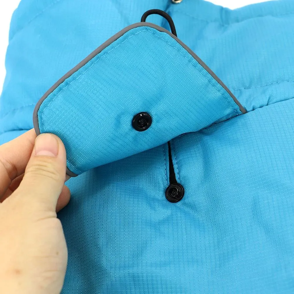 <p style="font-weight: 400;">Offrez à votre toutou à la fois un confort ultime et une isolation optimale avec ce manteau imperméable chien ! </p> <p style="font-weight: 400;"><span style="font-weight: 400;">Que ce soit pour une escapade sous la pluie, une promenade sous la neige ou simplement un voyage avec vous en hiver, votre chien sera au centre d’attention, attirant beaucoup d’amour de la part des autres ! </span> [cg_accordion title="Matériau"] Polyester + Flanelle [/cg_accordion] [cg_accordion title="Avantage"]</p> <ul style="font-weight: 400;"> <li>Il s’agit d’un manteau imperméable pour chien polyvalent pour les balades sous la pluie, les escapades enneigées ou simplement les sorties hivernales </li> <li>Polyester avec couche intérieur en flanelle assure une sensation moelleuse, un confort ultime et une isolation optimale </li> <li>Design coupe-vent avec bande réfléchissante garantit une praticité et une protection, même dans l’obscurité </li> <li>Col haut élastique assure une double isolation </li> <li>Doté d’une partie réservée pour attacher une laisse et d’une fixation avec boucle clic-clac pour un maintien sécurisé et une mise facile [/cg_accordion] [custom_combined_shortcode title=" Guide de tailles" id="35412"] [cg_accordion title="Livraison"] La livraison s’effectuera dans un délai de 7 à 28 jours ouvrables dès la validation de votre commande. <span lang="FR"> </span>[/cg_accordion][cg_accordion title="Retour"] Si, pour quelque raison que ce soit, vous n'êtes pas pleinement satisfait, une demande de retour serait possible dans les 14 jours suivant la réception.[/cg_accordion]</li> </ul>