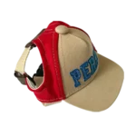 Casquette beige et rouge pour petit chien avec inscription PETS en lettres brillantes.