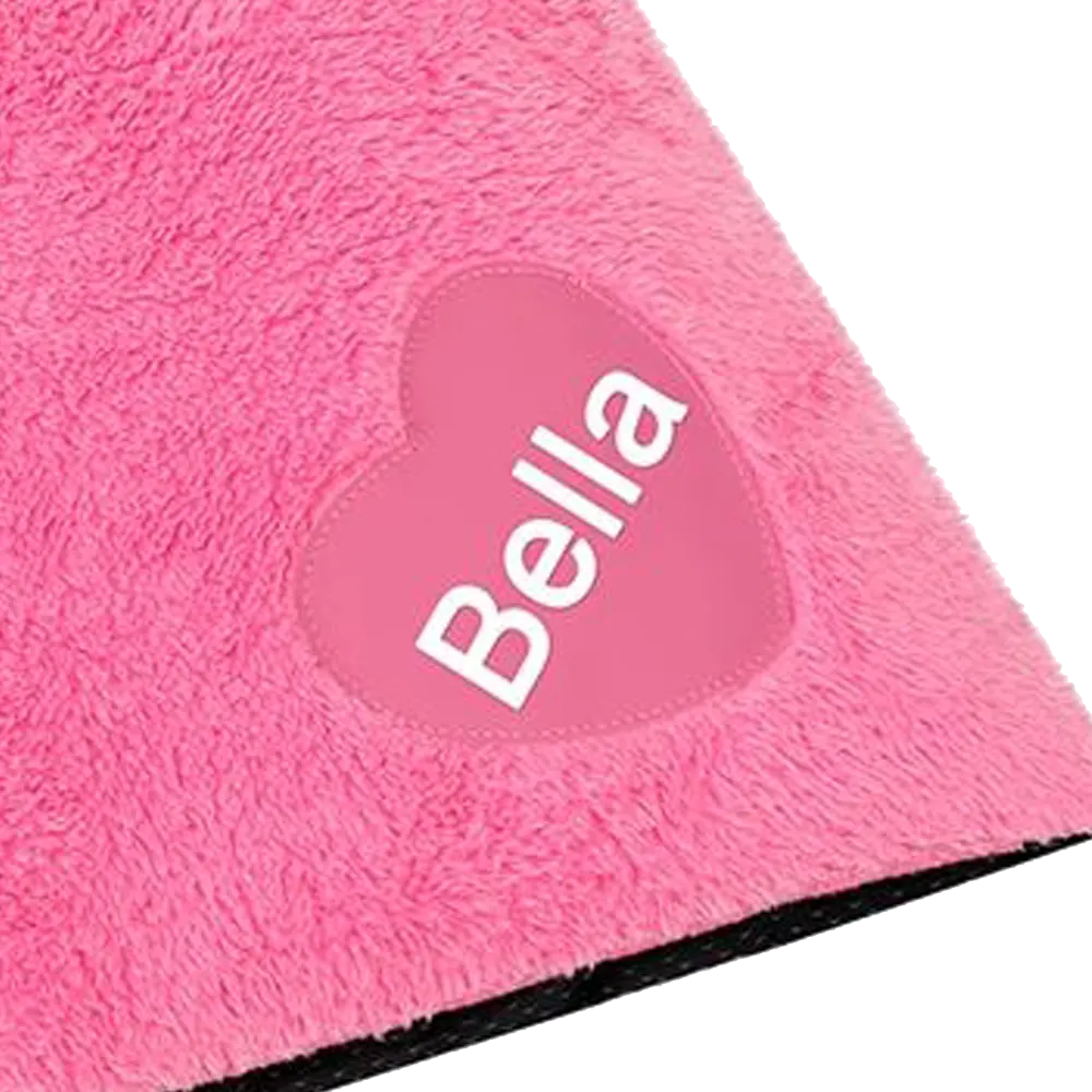 <p style="font-weight: 400;">Ce coussin à chat est un sanctuaire personnalisé pour votre miaou ! </p> <p style="font-weight: 400;"><span style="font-weight: 400;">Son enveloppe en velours et son rembourrage en coton PP épousent parfaitement sa morphologie pour des siestes profondes. La touche sur mesure avec nom bordé en fait un territoire affectif unique. Sa housse déhoussable permet un entretien simplisme. </span> [cg_accordion title="Matériau"] Peluche + Coton PP [/cg_accordion] [cg_accordion title="Avantage"]</p> <ul style="font-weight: 400;"> <li>Ce coussin pour chat accompagne chaque instant de vie féline : siestes réparatrices, observations attentives et détente profonde. </li> <li>Son duo gagnant, surface velours douce et noyau en coton PP, épouse les formes et soulage les muscles. </li> <li>Le nom bordé de votre miaou en fait son territoire signature, unique entre vous. </li> <li>Quatre tailles s’adaptent à toutes les races, du Sphynx délicat au Norvégien imposant. </li> <li>La housse, facile à retirer, permet un nettoyage rapide et hygiénique. </li> <li>La base antidérapant assure une stabilité totale, même lors des jeux les plus folles. [/cg_accordion] [custom_combined_shortcode title=" Guide de tailles" id="31332"] [cg_accordion title="Livraison"] Veuillez noter qu’il s’agit d’une commande sur mesure. La livraison s’effectuera dans un délai de 7 à 28 jours ouvrables dès sa validation. <span lang="FR"> </span>[/cg_accordion][cg_accordion title="Retour"] Le coussin personnalisé chat n’est pas couvert par notre politique de retour et de remboursement. [/cg_accordion]</li> </ul>