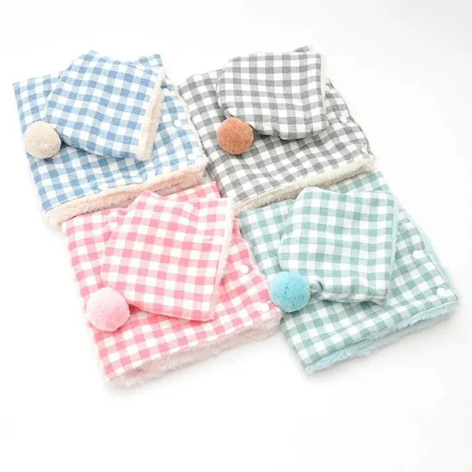 <p style="font-weight: 400;">Cette couverture pour chat à capuche, vous permet d’offrir à votre félin un confort stylé ! </p> <p style="font-weight: 400;"><span style="font-weight: 400;">Que ce soit après une douche ou tout simplement comme pyjama pour une nuit de sommeil paisible, elle constitue une protection complète pour votre chat, procurant son pur bonheur ! </span> [cg_accordion title="Matériau"] Coton + Polyester [/cg_accordion] [cg_accordion title="Avantage"]</p> <ul style="font-weight: 400;"> <li>Cette couverture chat à capuche crée un look de mignonnerie supplémentaire à votre félin, attirant beaucoup d’amour des autres </li> <li>Polyvalent pour les occasions quotidiennes (prévient la perte poils/sert de pyjama confortable ou de protection après le bain) et les sessions photo à partager sur réseaux sociaux </li> <li>Coton à la face et polyester au verso assurent un confort optimal, une sensation moelleuse et une respirabilité parfaite </li> <li>Boutons pressions permettent une mise facile [/cg_accordion] [custom_combined_shortcode title=" Guide de tailles" id="35462"] [cg_accordion title="Livraison"] La livraison s’effectuera dans un délai de 7 à 28 jours ouvrables dès la validation de votre commande. <span lang="FR"> </span>[/cg_accordion][cg_accordion title="Retour"] Si, pour quelque raison que ce soit, vous n'êtes pas pleinement satisfait, une demande de retour serait possible dans les 14 jours suivant la réception.[/cg_accordion]</li> </ul>
