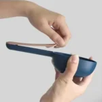 Cuillère innovante bleu marine : confort ergonomique et mesures précises pour une cuisine moderne.