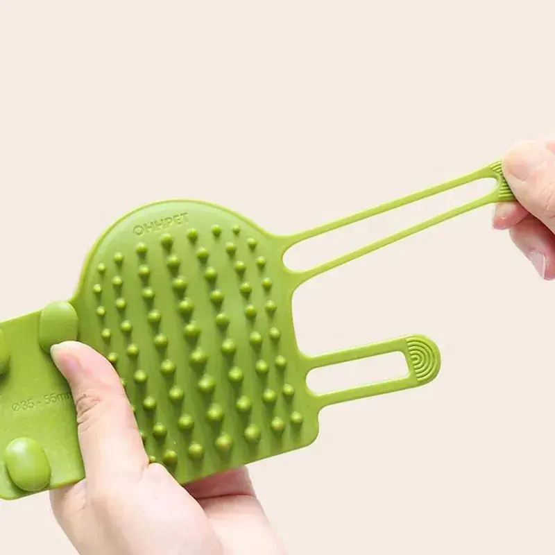 <p style="font-weight: 400;">Cette brosse pour chat, permet d’inviter votre félin à se chouchouter lui-même ! </p> <p style="font-weight: 400;"><span style="font-weight: 400;">Que ce soit installée autour d’un pied de chaise, de table ou d’une barre, elle offre un soin de pelage autonome, éliminant les poils morts tout en massant. Cela créera son bonheur pur ! </span> [cg_accordion title="Matériau"] Silicone [/cg_accordion] [cg_accordion title="Avantage"]</p> <ul style="font-weight: 400;"> <li>Cette brosse chat peut enlever les poils flottant lorsque votre félin se frotte </li> <li>Facile à se fixer autour d’une barre, chaise ou table pour un soin de pelage autonome </li> <li>Épingles en silicone rendent une sensation douce, un confort optimal et un massage agréable [/cg_accordion] [cg_accordion title="Taille"] 16,0 x 9,7 x 1,7 cm [/cg_accordion] [cg_accordion title="Livraison"] La livraison s’effectuera dans un délai de 7 à 28 jours ouvrables dès la validation de votre commande. <span lang="FR"> </span>[/cg_accordion][cg_accordion title="Retour"] Si, pour quelque raison que ce soit, vous n'êtes pas pleinement satisfait, une demande de retour serait possible dans les 14 jours suivant la réception.[/cg_accordion]</li> </ul>