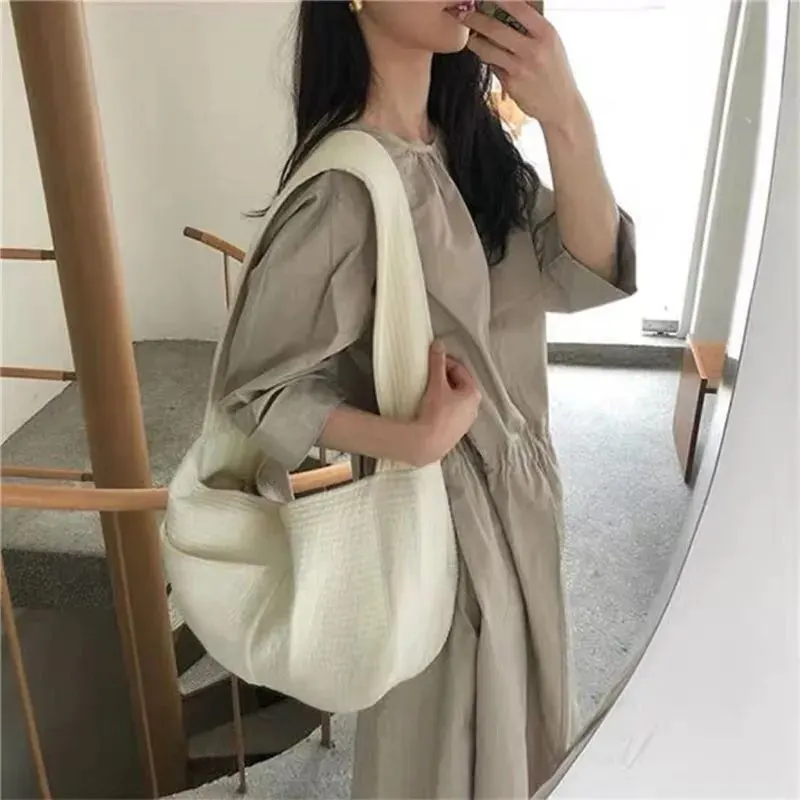 <p style="font-weight: 400;">Ce porte chien ventral, vous permet d’emmener votre canin explorer le monde avec style ! </p> <p style="font-weight: 400;"><span style="font-weight: 400;"> Que ce soit pour une escapade dans le quartier, une virée au marché ou un trajet en métro, vous et votre compagnon seront au centre de l’attention, attirant l’amour et l’admiration de tous. </span> [cg_accordion title="Matériau"] Coton [/cg_accordion] [cg_accordion title="Avantage"]</p> <ul style="font-weight: 400;"> <li>Ce sac ventral pour chien est à la fois mode et pratique, aidant votre canin à profiter du beau soleil et des brises estivales </li> <li>Coton pur assure une sensation moelleuse, une légèreté optimale et une respirabilité ultime </li> <li>Bandoulière épaisse pour un port confortable [/cg_accordion] [custom_combined_shortcode title=" Guide de tailles" id="34271"] [cg_accordion title="Livraison"] La livraison s’effectuera dans un délai de 7 à 28 jours ouvrables dès la validation de votre commande. <span lang="FR"> </span>[/cg_accordion][cg_accordion title="Retour"] Si, pour quelque raison que ce soit, vous n'êtes pas pleinement satisfait, une demande de retour serait possible dans les 14 jours suivant la réception.[/cg_accordion]</li> </ul>