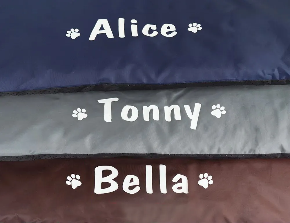 <p style="font-weight: 400;">Offrez à votre miaou un espace rien qu’à lui avec ce coussin chat confortable. </p> <p style="font-weight: 400;"><span style="font-weight: 400;">Sa housse en composite textile imperméable repousse liquides et salissures tout en restant parfaitement respirante. Le noyau en coton PP haute densité assure un soutien optimal pour ses articulations. La personnalisation nominative transforme ce simple accessoire en son territoire identitaire – la complicité ente vous, version cosy. </span> [cg_accordion title="Matériau"] Textile non tissé + Coton PP [/cg_accordion] [cg_accordion title="Avantage"]</p> <ul style="font-weight: 400;"> <li>Ce coussin pour chat répond à tous les comportements félins : sommeil profond, moments d’observation ou pétrissage instinctif. </li> <li>Son alliance unique d’enveloppe hydrofuge technique et de noyau en coton PP offre confort ultime et maintien idéal. </li> <li>La personnalisation avec son nom lui donne une identité unique, créant un territoire exclusif de votre miaou. </li> <li>4 tailles puissent accueillir toutes les races, des plus petites aux plus imposantes.</li> <li>La housse amovible permet d’un entretien facile au quotidien. </li> <li>La semelle antidérapant est fonctionnel sur tous types de surfaces, même avec des jeux les plus énergiques. [/cg_accordion] [custom_combined_shortcode title=" Guide de tailles" id="31356"] [cg_accordion title="Livraison"] Veuillez noter qu’il s’agit d’une commande sur mesure. La livraison s’effectuera dans un délai de 7 à 28 jours ouvrables dès sa validation. <span lang="FR"> </span>[/cg_accordion][cg_accordion title="Retour"] Ce coussin chat personnalisé n’est pas couvert par notre politique de retour et de remboursement. [/cg_accordion]</li> </ul>