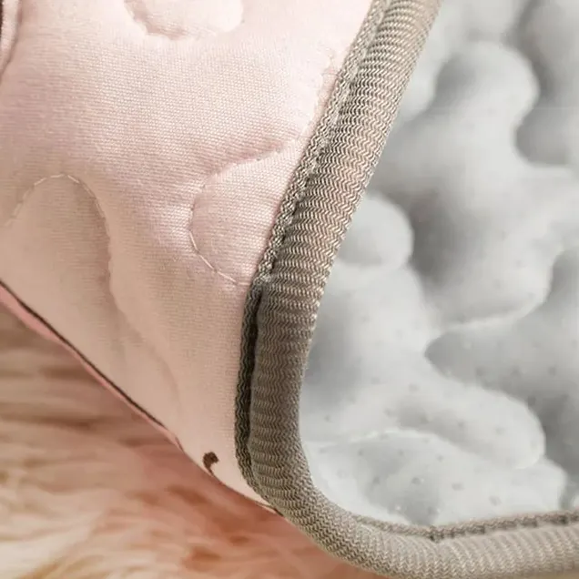 <p style="font-weight: 400;">Chouchoutez votre canin tout en vous offrant la tranquillité d’esprit avec notre tapis chien imperméable.</p> <p style="font-weight: 400;"><span style="font-weight: 400;">Disponible en 3 tailles pour s’adapter aux différents besoins, que ce soit utilisé directement au sol, dans sa caisse ou sur le siège d’auto, votre lit ou canapé. </span> [cg_accordion title="Matériau"] Coton + Coton PP [/cg_accordion] [cg_accordion title="Avantage"]</p> <ul style="font-weight: 400;"> <li>Il s’agit d’un tapis pour chien imperméable et confortable qui peut être utilisé au sol, dans la caisse, sur le canapé, le siège d’auto et etc</li> <li>Polyvalent pour tout type de détente (dormir/faire une sieste/se relaxer...)</li> <li>3 tailles au choix pour accueillir à différentes races des chiens</li> <li>Lavable en machine pour un entretien facile [/cg_accordion] [custom_combined_shortcode title=" Guide de tailles" id="31811"] [cg_accordion title="Livraison"] La livraison s’effectuera dans un délai de 7 à 28 jours ouvrables dès la validation de votre commande. <span lang="FR"> </span>[/cg_accordion][cg_accordion title="Retour"] Si, pour quelque raison que ce soit, vous n'êtes pas pleinement satisfait, une demande de retour serait possible dans les 14 jours suivant la réception.[/cg_accordion]</li> </ul>