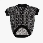 Vêtement chic noir et blanc pour animaux, motif géométrique, confort et style.