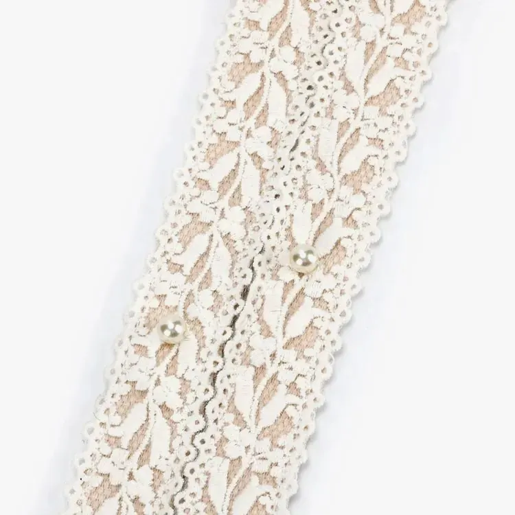 <p style="font-weight: 400;">Cet ensemble de laisse et de collier personnalisé chat offre à votre miaou une protection adorablement chaleureuse. </p> <p style="font-weight: 400;"><span style="font-weight: 400;">L’indication sur mesure avec son nom et vos coordonnées permet à quelqu’un vous joindre en cas d’urgence, tout en créant une double chance pour vous deux. La belle dentelle ornée de fleur ajoute une touche de beauté et de noblesse élégante. </span> [cg_accordion title="Matériau"] Nylon + Dentelle [/cg_accordion] [cg_accordion title="Avantage"]</p> <ul style="font-weight: 400;"> <li>Le collier pour chat personnalisé avec son nom et votre numéro de téléphone assure une sécurité en cas de besoin. </li> <li>La lasse de 150 cm permet des balades en ville et l’apprentissage de la marche, tandis que le crochet pivotant à 360° vous permet de rester immobile tout en lui laissant s’amuser en semi-liberté sous contrôle. </li> <li>La dentelle ornée d’une belle fleur ajoute une allure adorable et chic. </li> <li>La matière en nylon crée un confort respirant et un usage durable. </li> <li>La boucle réglable s’adapte à différentes tailles de cou, même pendant la croissance de votre félin. [/cg_accordion] [custom_combined_shortcode title=" Guide de tailles" id="33537"] [cg_accordion title="Livraison"] Veuillez noter que c'est un produit fabriqué sur commande. Actuellement il devrait être livré dans un délai de 7 à 28 jours ouvrables. <span lang="FR"> </span>[/cg_accordion][cg_accordion title="Retour"] Si, pour quelque raison que ce soit, vous n'êtes pas satisfait de votre commande, il vous suffit de nous la renvoyer dans les 14 jours suivant sa réception (Le collier chat personnalisé n'est pas couvert par cette politique de retour et de remboursement). [/cg_accordion]</li> </ul>