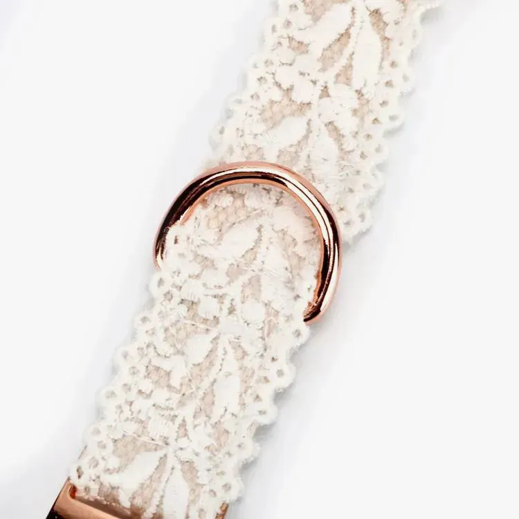 <p style="font-weight: 400;">Cet ensemble de laisse et de collier personnalisé chat offre à votre miaou une protection adorablement chaleureuse. </p> <p style="font-weight: 400;"><span style="font-weight: 400;">L’indication sur mesure avec son nom et vos coordonnées permet à quelqu’un vous joindre en cas d’urgence, tout en créant une double chance pour vous deux. La belle dentelle ornée de fleur ajoute une touche de beauté et de noblesse élégante. </span> [cg_accordion title="Matériau"] Nylon + Dentelle [/cg_accordion] [cg_accordion title="Avantage"]</p> <ul style="font-weight: 400;"> <li>Le collier pour chat personnalisé avec son nom et votre numéro de téléphone assure une sécurité en cas de besoin. </li> <li>La lasse de 150 cm permet des balades en ville et l’apprentissage de la marche, tandis que le crochet pivotant à 360° vous permet de rester immobile tout en lui laissant s’amuser en semi-liberté sous contrôle. </li> <li>La dentelle ornée d’une belle fleur ajoute une allure adorable et chic. </li> <li>La matière en nylon crée un confort respirant et un usage durable. </li> <li>La boucle réglable s’adapte à différentes tailles de cou, même pendant la croissance de votre félin. [/cg_accordion] [custom_combined_shortcode title=" Guide de tailles" id="33537"] [cg_accordion title="Livraison"] Veuillez noter que c'est un produit fabriqué sur commande. Actuellement il devrait être livré dans un délai de 7 à 28 jours ouvrables. <span lang="FR"> </span>[/cg_accordion][cg_accordion title="Retour"] Si, pour quelque raison que ce soit, vous n'êtes pas satisfait de votre commande, il vous suffit de nous la renvoyer dans les 14 jours suivant sa réception (Le collier chat personnalisé n'est pas couvert par cette politique de retour et de remboursement). [/cg_accordion]</li> </ul>