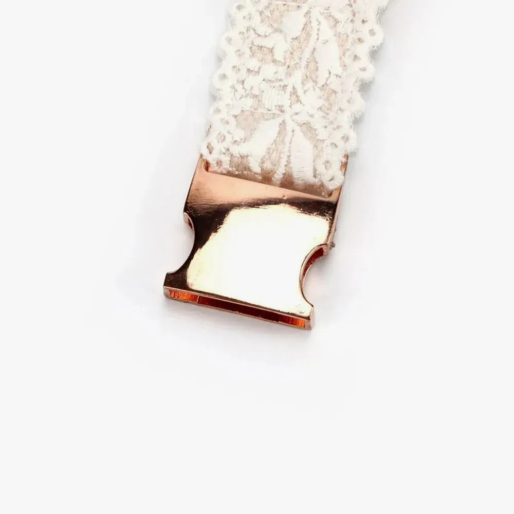 <p style="font-weight: 400;">Cet ensemble de laisse et de collier personnalisé chat offre à votre miaou une protection adorablement chaleureuse. </p> <p style="font-weight: 400;"><span style="font-weight: 400;">L’indication sur mesure avec son nom et vos coordonnées permet à quelqu’un vous joindre en cas d’urgence, tout en créant une double chance pour vous deux. La belle dentelle ornée de fleur ajoute une touche de beauté et de noblesse élégante. </span> [cg_accordion title="Matériau"] Nylon + Dentelle [/cg_accordion] [cg_accordion title="Avantage"]</p> <ul style="font-weight: 400;"> <li>Le collier pour chat personnalisé avec son nom et votre numéro de téléphone assure une sécurité en cas de besoin. </li> <li>La lasse de 150 cm permet des balades en ville et l’apprentissage de la marche, tandis que le crochet pivotant à 360° vous permet de rester immobile tout en lui laissant s’amuser en semi-liberté sous contrôle. </li> <li>La dentelle ornée d’une belle fleur ajoute une allure adorable et chic. </li> <li>La matière en nylon crée un confort respirant et un usage durable. </li> <li>La boucle réglable s’adapte à différentes tailles de cou, même pendant la croissance de votre félin. [/cg_accordion] [custom_combined_shortcode title=" Guide de tailles" id="33537"] [cg_accordion title="Livraison"] Veuillez noter que c'est un produit fabriqué sur commande. Actuellement il devrait être livré dans un délai de 7 à 28 jours ouvrables. <span lang="FR"> </span>[/cg_accordion][cg_accordion title="Retour"] Si, pour quelque raison que ce soit, vous n'êtes pas satisfait de votre commande, il vous suffit de nous la renvoyer dans les 14 jours suivant sa réception (Le collier chat personnalisé n'est pas couvert par cette politique de retour et de remboursement). [/cg_accordion]</li> </ul>
