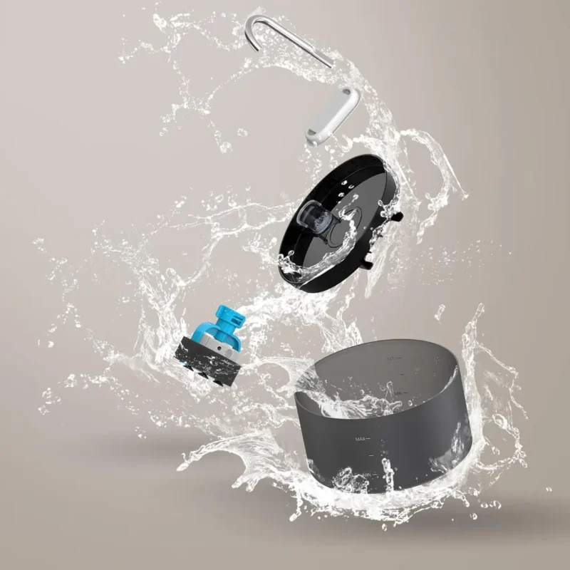 Objet moderne avec éclaboussures deau et accessoires, évoquant propreté et dynamisme.